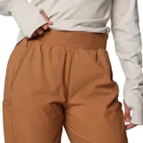 Pantalon tipo jogger color camel, con cintura elástica, bolsillos laterales y bolsillo de seguridad con cremallera. Confeccionado con tecnología Omni-Shade UPF 50 y Omni-Shield repelente a la humedad.