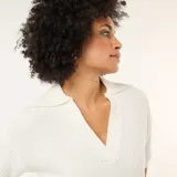 Sweater de punto en color blanco, con cuello polo y escote en pico, de manga corta y diseño holgado.