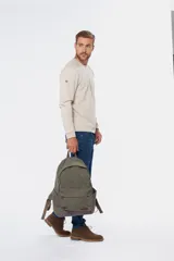 Mochila de lona tipo canvas lisa, color verde oliva con base gris.