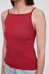 Top de punto acanalado color beige, con breteles finos, escote cuadrado y ajuste al cuerpo.