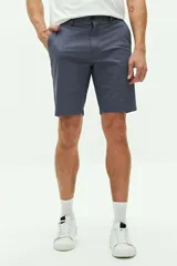 Bermuda de gabardina color gris con logo bordado, bolsillos laterales y traseros, cierre con cremallera y pasacintos.