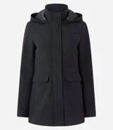 Saco de polivelour color gris oscuro con textura de espina de pescado, diseño alargado, cierre frontal oculto, capucha y bolsillos delanteros con solapa.