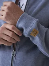 Campera bomber con cierre completo, color azul marino.