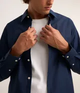 Camisa de corte regular, color gris claro, con cuello inglés, manga larga y cierre frontal con botones. Confeccionada en una mezcla de algodón y poliéster, presenta un diseño clásico y versátil de la marca Marfinno.