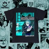 Remera negra con estampado de Satoru Gojo, personaje del anime Jujutsu Kaisen, con detalles en azul y blanco.