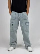Pantalón jean celeste de corte holgado con bolsillos cargo laterales.