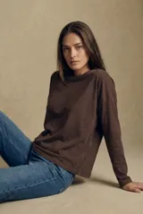 Remera de manga larga con calce oversize, confeccionada en algodón lavado con textura irregular y acabado suave.