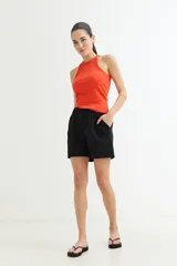 Musculosa blanca de algodón con cuello redondo y sisas anchas.