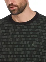 Sweater de punto Original Penguin, color verde oscuro y negro con diseño jacquard a cuadros, cuello redondo, mangas largas y detalles acanalados negros en cuello, puños y dobladillo. Incluye el logo bordado del pingüino en el pecho.