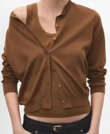 Cardigan de punto fino color tostado, con cuello redondo, manga larga y cierre frontal de botones.