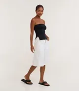 Blusa blanca sin breteles, confeccionada en microfibra, con detalle de encaje en el lateral y corte ajustado.