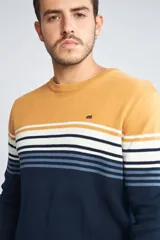 Sweater de punto con diseño de bloques de color, presentando una sección superior roja, una franja central con rayas horizontales en blanco, negro y gris, y una sección inferior negra. Posee cuello redondo, mangas largas y logo bordado en el pecho.