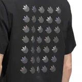 Remera Adidas negra de corte clásico con logo Trefoil sombreado en el pecho.