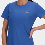 Remera deportiva New Balance de manga corta, color azul vibrante, con cuello redondo y logo NB en el pecho. Presenta tejido jacquard transpirable con tecnología de secado rápido.