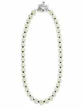 Collar de cuentas redondas color crema intercaladas con pequeñas cuentas oscuras, con cierre de mosquetón metálico y cadena de alargue.