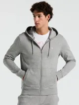 Buzo con capucha y cierre frontal completo, confeccionado en tejido de felpa. Presenta bolsillos tipo canguro, capucha con cordón ajustable y el logo de Pete bordado en el pecho.