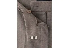 Pantalón de vestir gris con diseño sutil de cuadros, tiro medio y corte recto al tobillo.