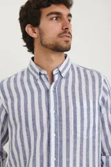 Camisa de lino a rayas verticales color beige y blanco, de manga larga con cuello abotonado y bolsillo en el pecho.