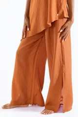 Pantalón ancho color terracota de tencel, con pretina elástica y aberturas laterales en las pantorrillas.