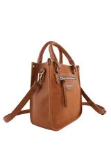 Cartera de mano Las Oreiro en color negro, con textura tipo gamuza, cierre frontal con bolsillo y correa ajustable extraíble.