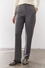 Pantalón negro de corte recto y cintura alta, con bolsillos laterales y cierre.