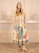 Vestido midi de tirantes finos con estampado de tigres, palmeras y limones. Tiene detalles de lurex y un borde con diseño geométrico. Incluye un cintillo para el pelo a juego.