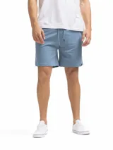 Short de felpa color celeste jaspeado, con cordón ajustable en la cintura y corte por encima de la rodilla.