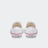 Zapatillas urbanas Converse Chuck Taylor All Star de caña baja, color blanco con detalles en rojo y azul en la suela.