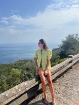 Camisa blanca de lino con mangas cortas abullonadas y botones al frente.