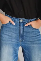 Jean palazzo de tiro alto, color azul claro con efecto desgastado, y corte holgado.