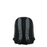 Mochila gris con detalles en negro y logo de la NBA, con tiras acolchadas y ajustables.