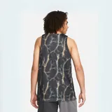 Musculosa Nike reversible de color gris con estampado gráfico dorado en el pecho y etiqueta decorativa en el borde inferior.
