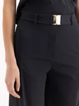 Pantalón wide leg negro de tiro medio-alto con elástico en la espalda, cinto con hebilla y tajos en las botamangas.