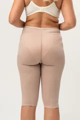 Calza capri color piel, de tela de faja de alta contención, con broches laterales reforzados con dos medidas y orificio sanitario en la entrepierna.