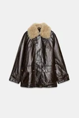 Chaqueta de efecto cuero color marrón oscuro con acabado brillante, cuello de solapa con aplicación de pelo sintético extraíble, manga larga con trabillas, bolsillos frontales de plastrón con solapa y cierre frontal con cremallera y botones a presión.