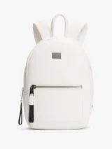 Mochila blanca de poliuretano con acabado texturizado, cierre de cremallera, asa superior, correas ajustables, bolsillo interior con cremallera, bolsillo exterior con cremallera e insignia de Tommy Jeans en la parte delantera.