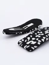 Set de dos broches para el pelo con estampado abstracto en blanco y negro.