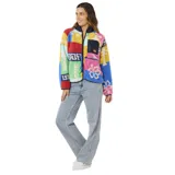 Campera de polar con cierre frontal, diseño de bloques de colores vibrantes con estampados florales y playeros. Cuenta con cuello alto, bolsillo frontal con cierre y terminaciones en color azul marino.