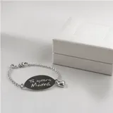 Pulsera de plata 925 con cadena de eslabones finos y chapa ovalada central con la inscripción grabada 'Te quiero Mamá'. Incluye un pequeño dije colgante en forma de corazón.