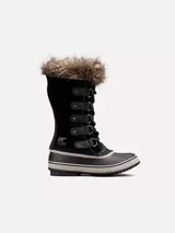 Bota de invierno impermeable Sorel, modelo Joan of Arctic, con exterior de gamuza negra, ribete de piel sintética en la parte superior y base de caucho vulcanizado con suela antideslizante.
