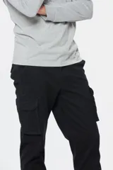Pantalón cargo azul marino de corte recto, con bolsillos laterales y traseros con solapa, confeccionado en algodón con elastano.
