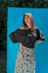 Pollera larga de viscosa con estampado animal print tipo leopardo, de corte recto y tiro alto.