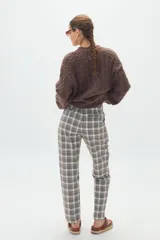 Pantalón de corte recto y tiro alto en tejido twill, con patrón de cuadros pequeños en tonos neutros. Cuenta con bolsillos laterales y presillas para cinturón.