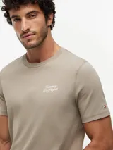 Remera de manga corta y cuello redondo en color caqui, confeccionada en puro algodón, con sutil logo bordado en el pecho y etiqueta distintiva en la manga.