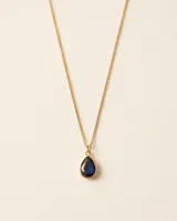 Collar de cadena fina en color dorado con un dije colgante en forma de gota con piedra negra de onix.