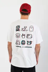 Remera blanca de algodón con estampado en la espalda de nueve íconos de videojuegos pixelados con efecto 3D y el texto "VERNAL X ZZANGGA" en la parte inferior.