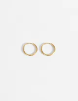 Aros tipo argolla de acero quirúrgico hipoalergénico, color dorado, de 2 cm de diámetro.