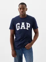 Remera de manga corta y cuello redondo, color azul marino con el logo de la marca estampado en blanco en el frente.