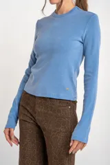 Remera celeste de algodón peinado, de corte ajustado y manga larga.