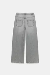 Jeans wide leg de tiro alto, color azul con efecto deslavado, cintura con trabillas, diseño de cinco bolsillos y cierre frontal con cremallera y botón metálico.